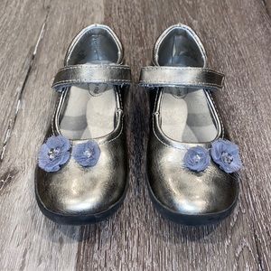 Beautiful Stride Rite girls Mary Jane shoes in pewter patent leather size 12